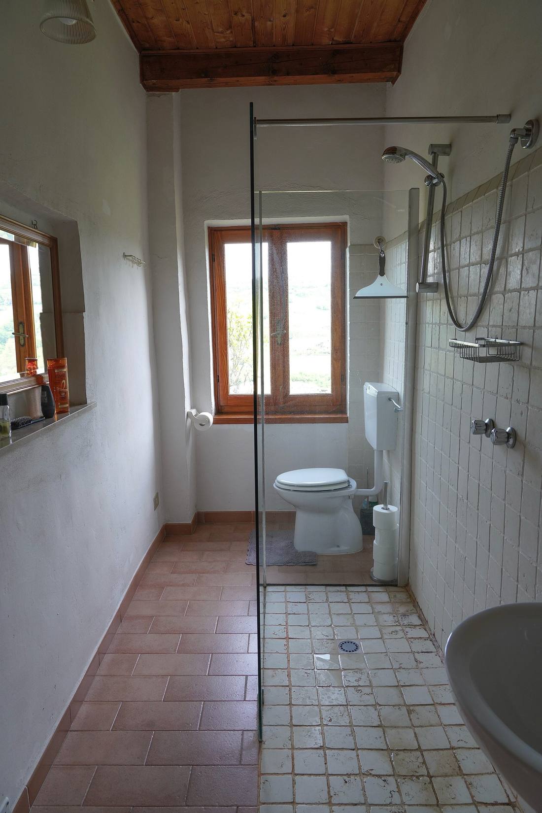 Badkamer 1 op de eerste verdieping, met uitzicht