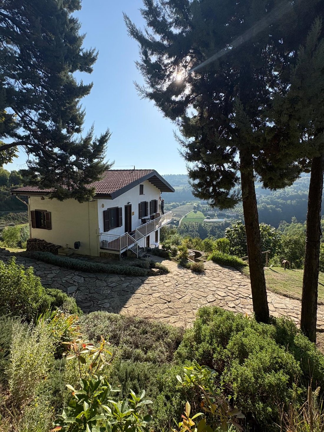 Casa Mumu gezien tussen de bomen, met uitzicht over de vallei