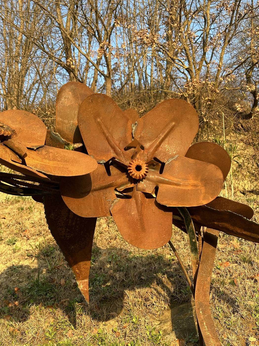 Close-up van de ijzeren bloem-sculptuur in de tuin van Casa Mumu
