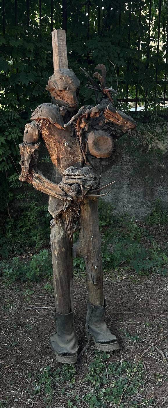 Houten figuur-sculptuur van Gualtiero Fulvio Caiafa
