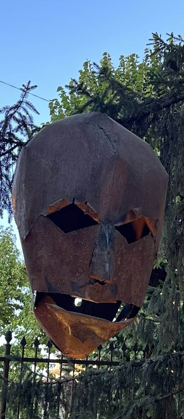Geometrisch ijzeren masker van Gualtiero Fulvio Caiafa, hangend in een boom