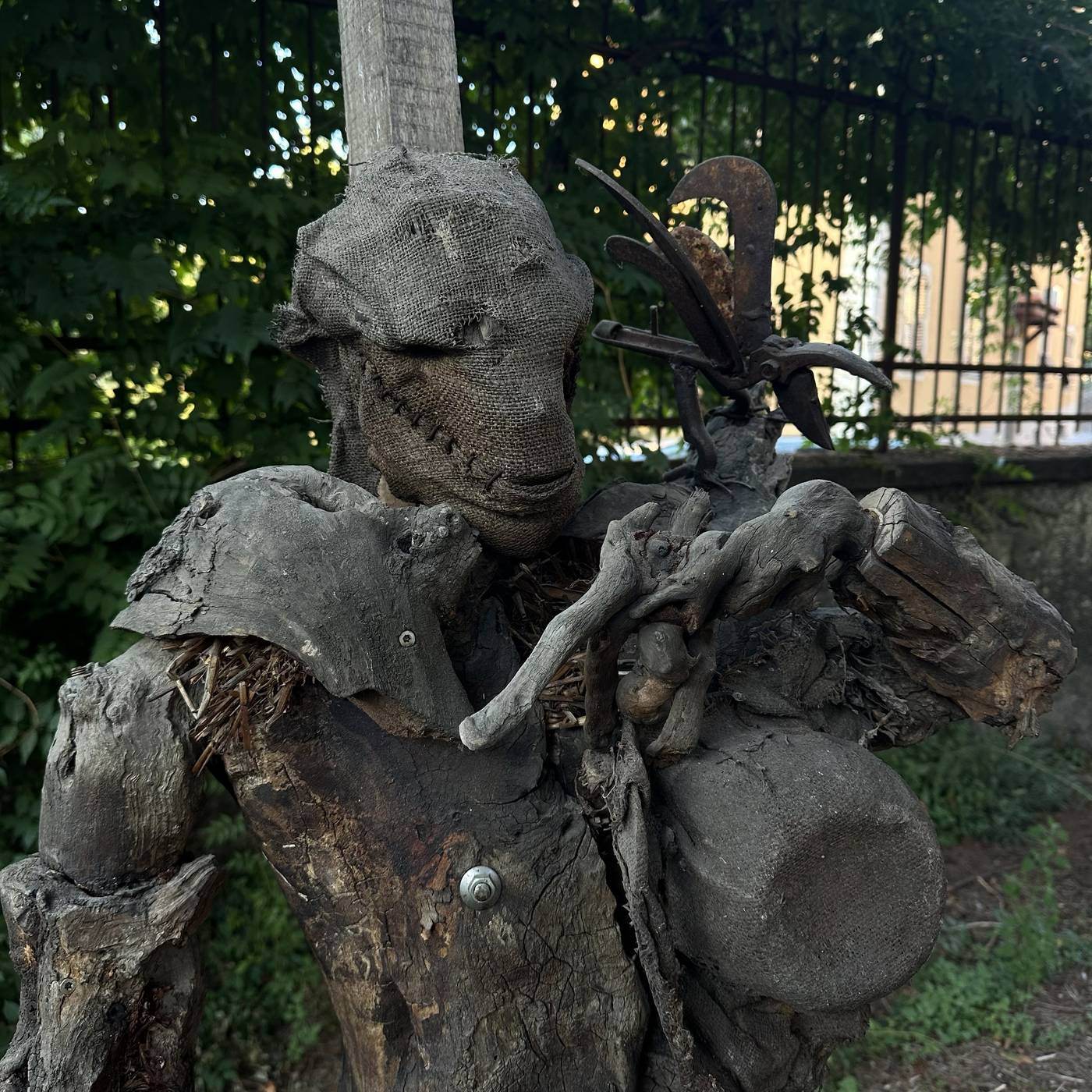 Sculptuur van hout en jute van Gualtiero Fulvio Caiafa, buiten opgesteld
