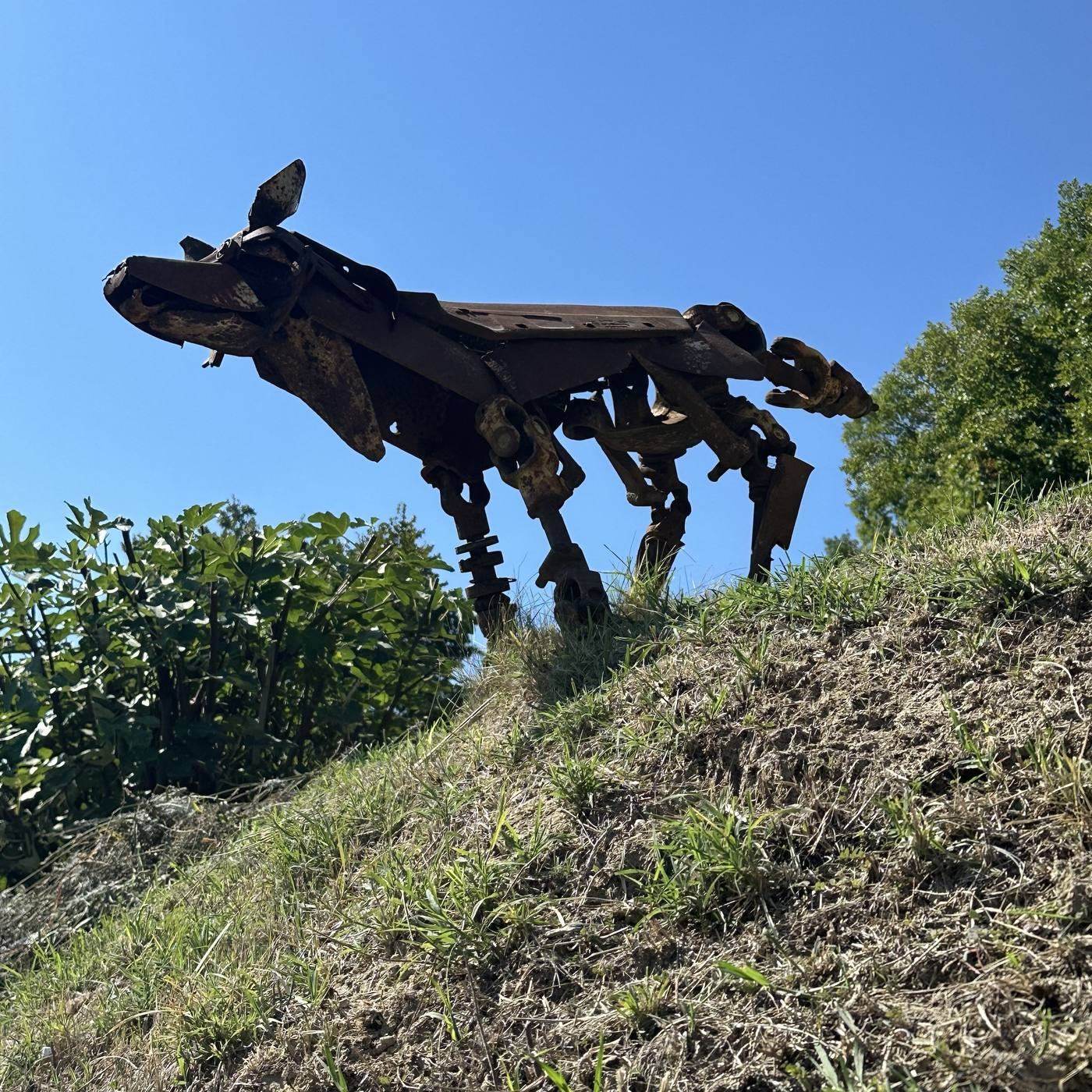 IJzeren wolf-sculptuur van Gualtiero Fulvio Caiafa, uitkijkend over de vallei bij Casa Mumu