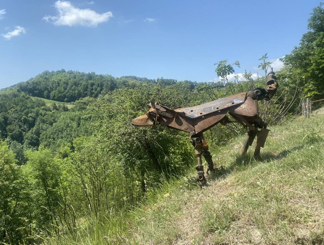 Bijzonder kunstwerk van een paard in de heuvels bij Casa Mumu