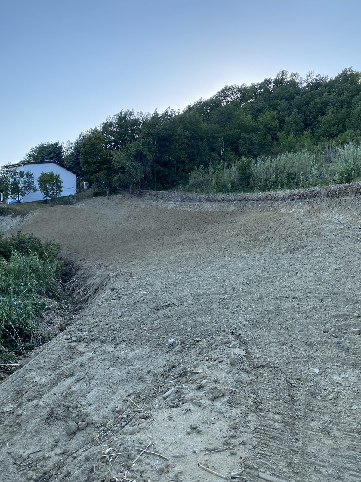 Het omgewoelde terrein naast Casa Mumu, klaar om beplant te worden