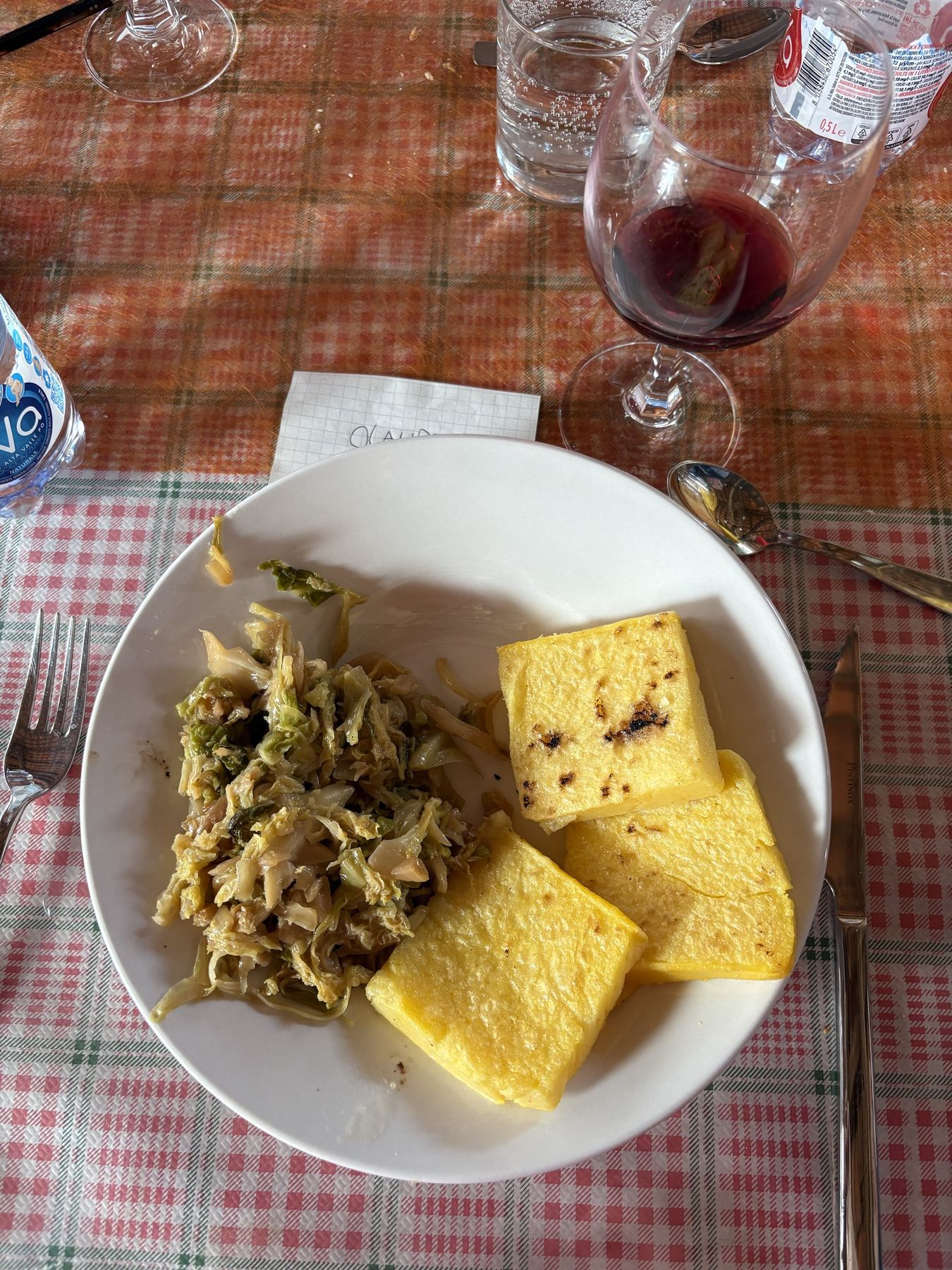 Gegrilde polenta met gestoofde kool, geserveerd op het polentafeest