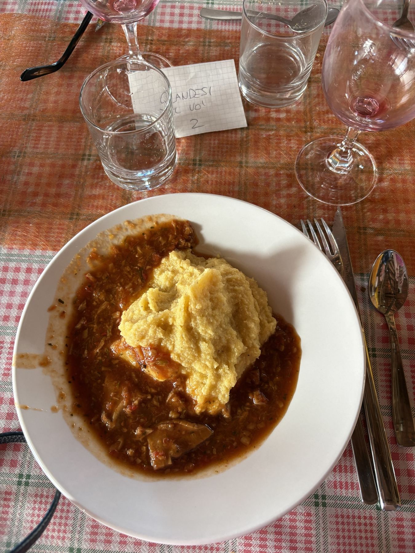 Gebakken polenta met zwijn en kool, een van de drie gerechten op het menu van het polentafeest