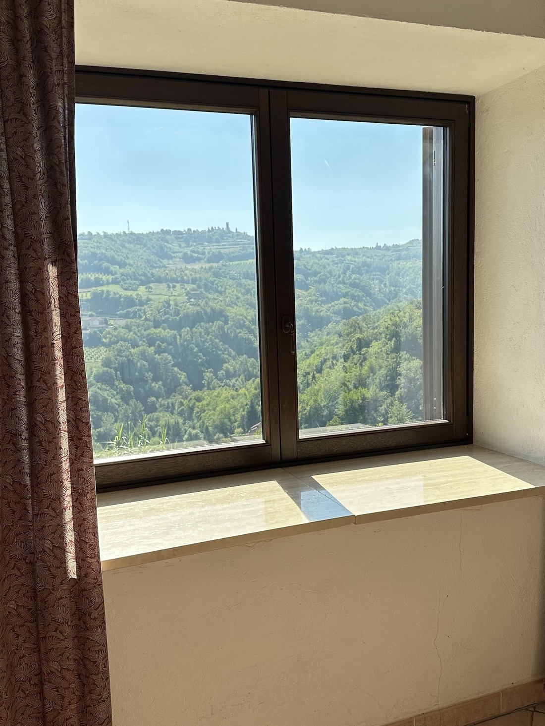 Uitzicht over de vallei vanuit slaapkamer 2