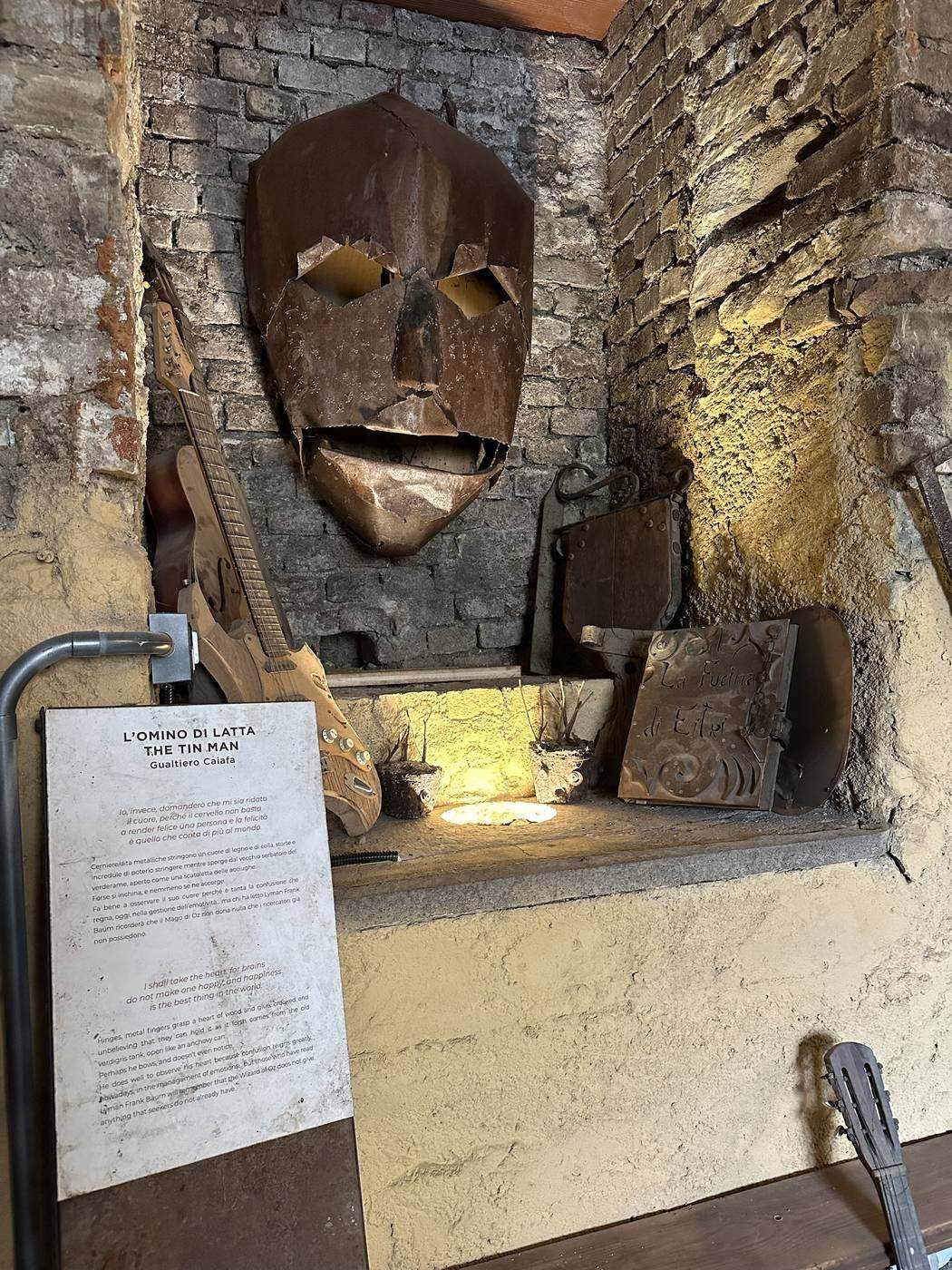 'L'Omino di Latta' — gedicht en sculptuur van Gualtiero Fulvio Caiafa in zijn studio in Acqui Terme