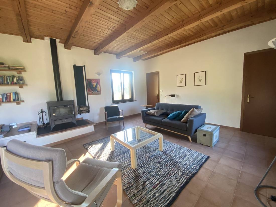 Woonkamer van Casa Mumu met houtkachel