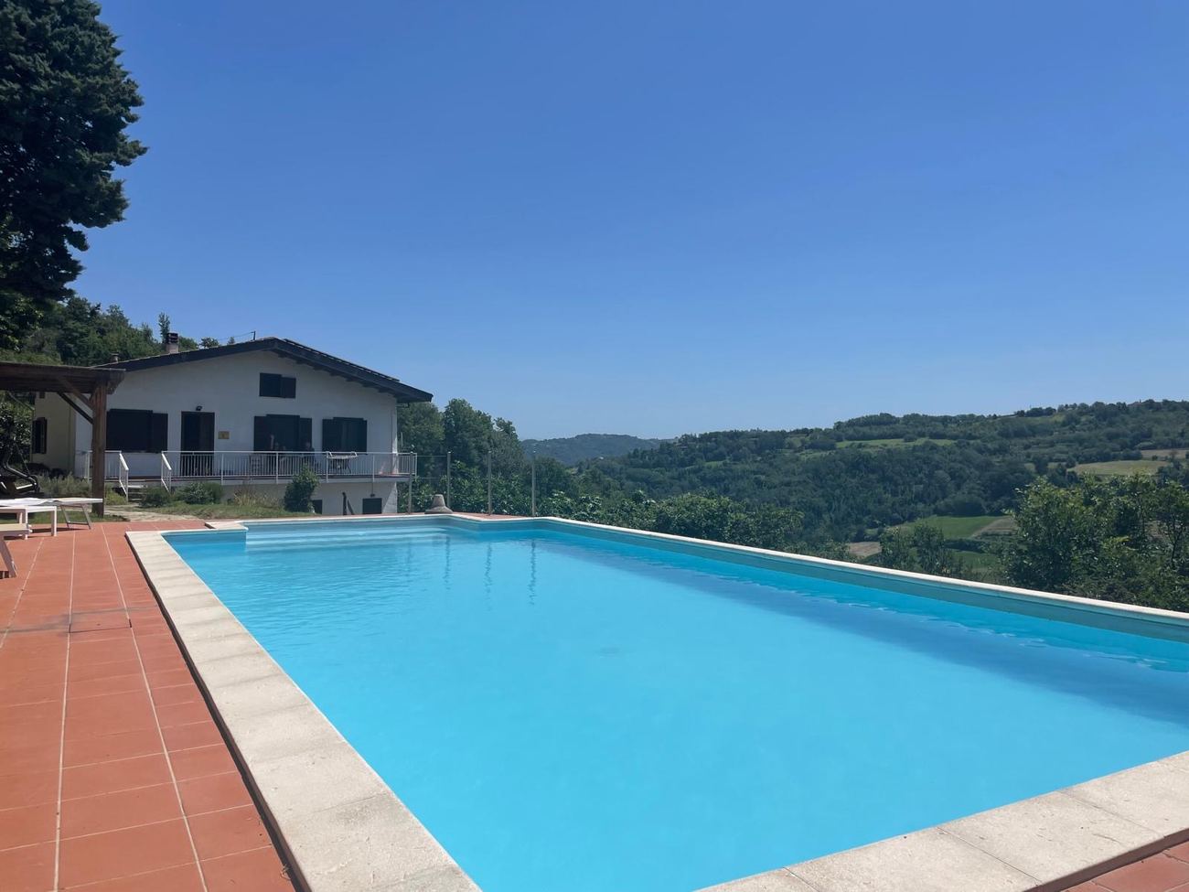 Seitenansicht des Pools und des Hauses bei Casa Mumu, mit Blick über die Hügel