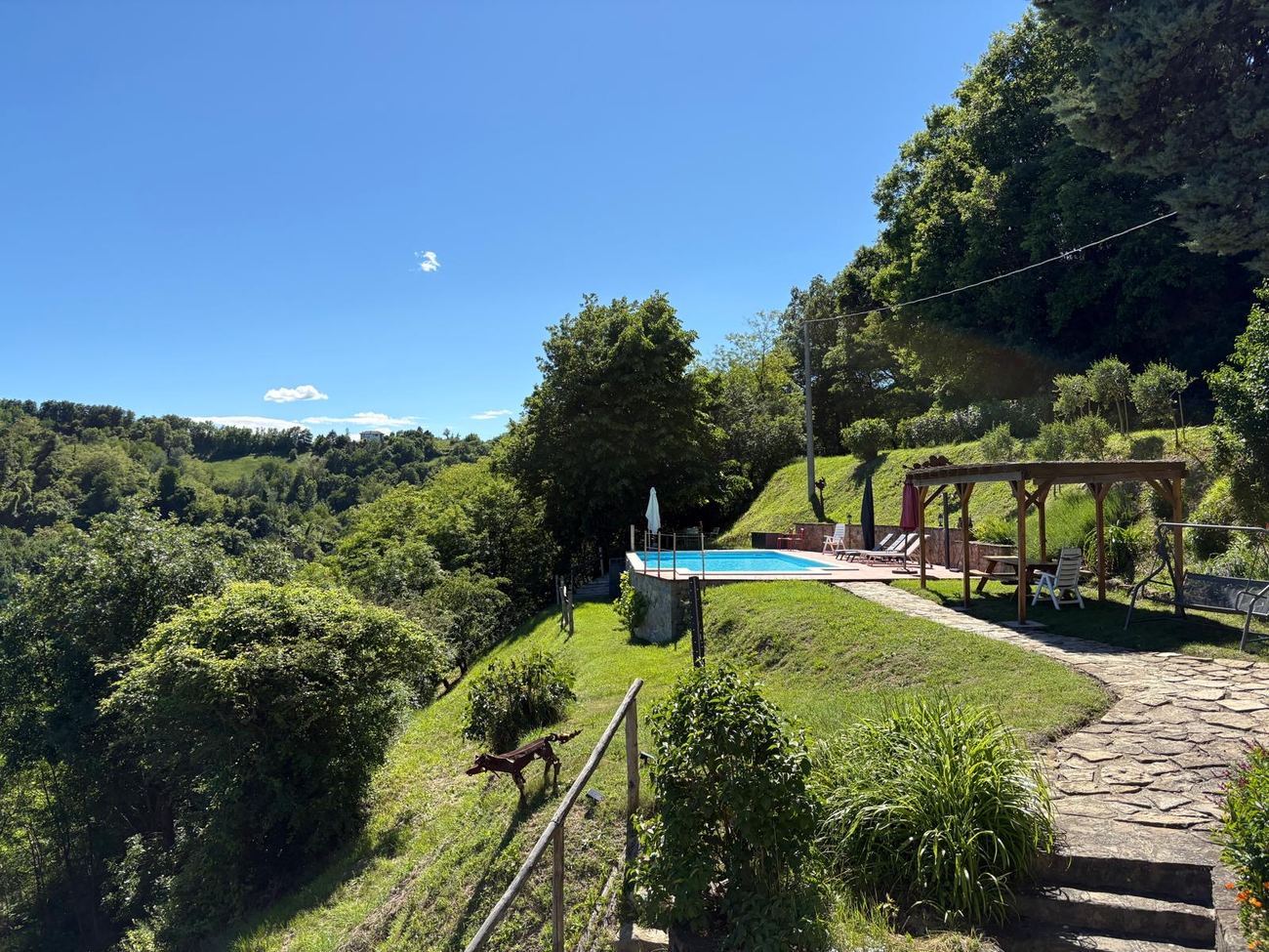 Gartenweg entlang des Pools und der Pergola bei Casa Mumu